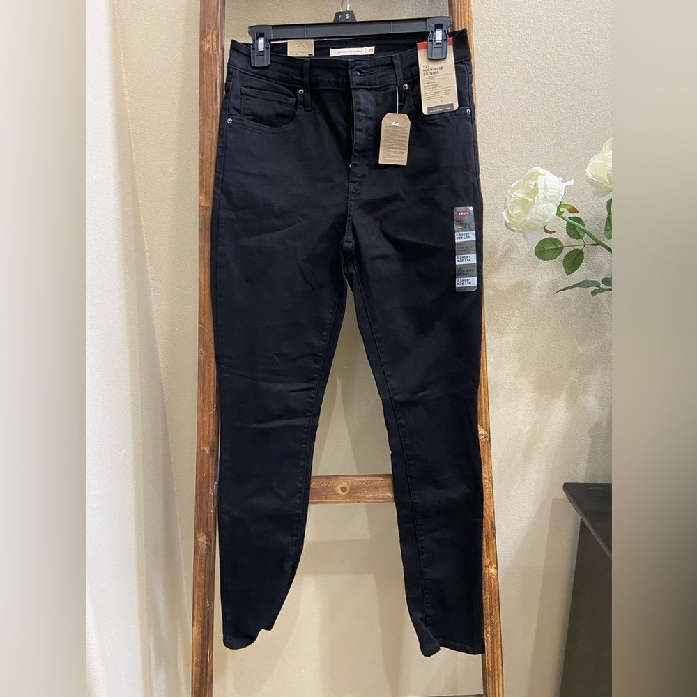 New with tags Levi’s skinny black 721 high rise 25